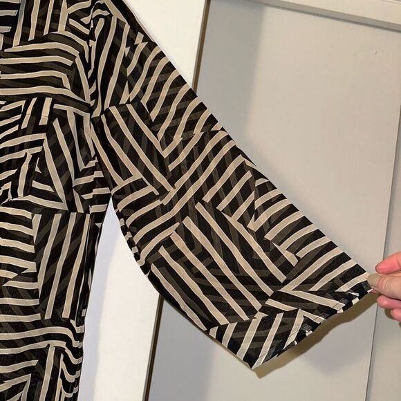 Chicos Women’s Button Down Blouse Black Tan Abstract Stripes Size 2 (Large) - Picture 4 of 12